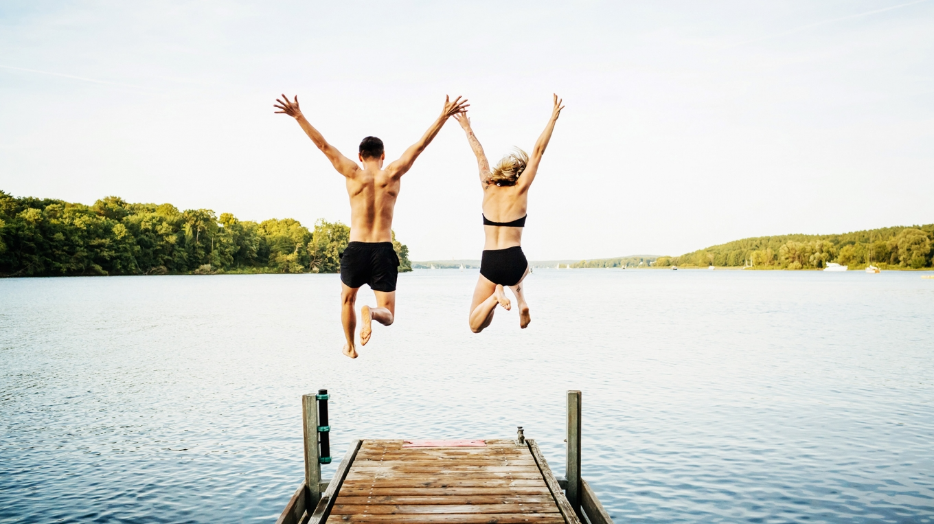 tva_personer_hoppar_i_sjon_istock